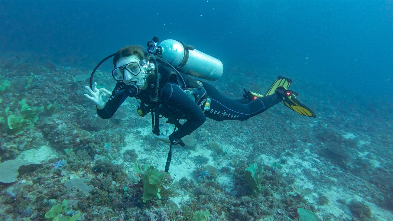 Julie beim Tauchen im Meer